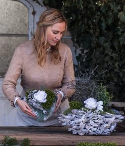 Grabgesteck Stille, Oval, Ca. B50/H50/T25 Cm 8 Grabgesteck Stille, Oval, Ca. B50/H50/T25 Cm -Pflanzenwelt Verkauf 6462956 WE MO 002 SerieStillePremiumAllerheiligen202301